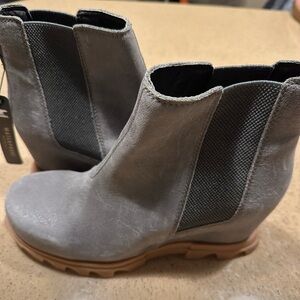 Sorel Joan of arctic size 8 gray boots. Brand new, with tags.